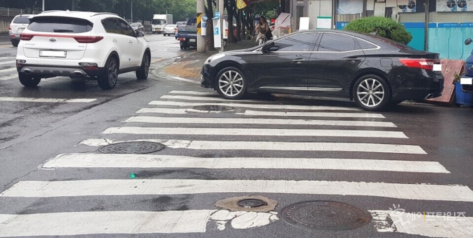 ▲ 횡단보도에 차량이 불법 주차돼 있다. ⓒ 행안부