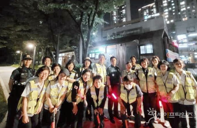 ▲ 서울 강동경찰서 고덕파출소와 고덕동 여성자율방범대 관계자들이 우리동네 지키기 합동순찰을 하고 있다. ⓒ 고덕파출소