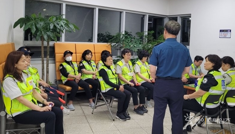 ▲ 서울 강동경찰서 고덕파출소와 고덕동 여성자율방범대 관계자들이 파출소에서 치안설명회에 참여하고 있다. ⓒ 고덕파출소