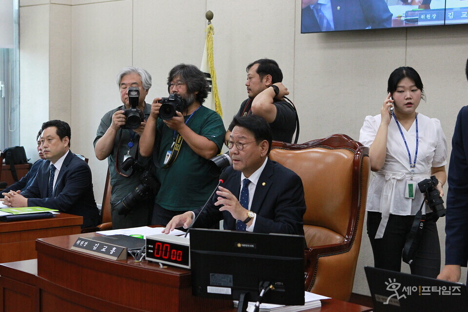▲ 김교흥 국회 행정안전위원회 위원장이 22일 상임위 전체회의에서 발언하고 있다. ⓒ 김주헌 기자