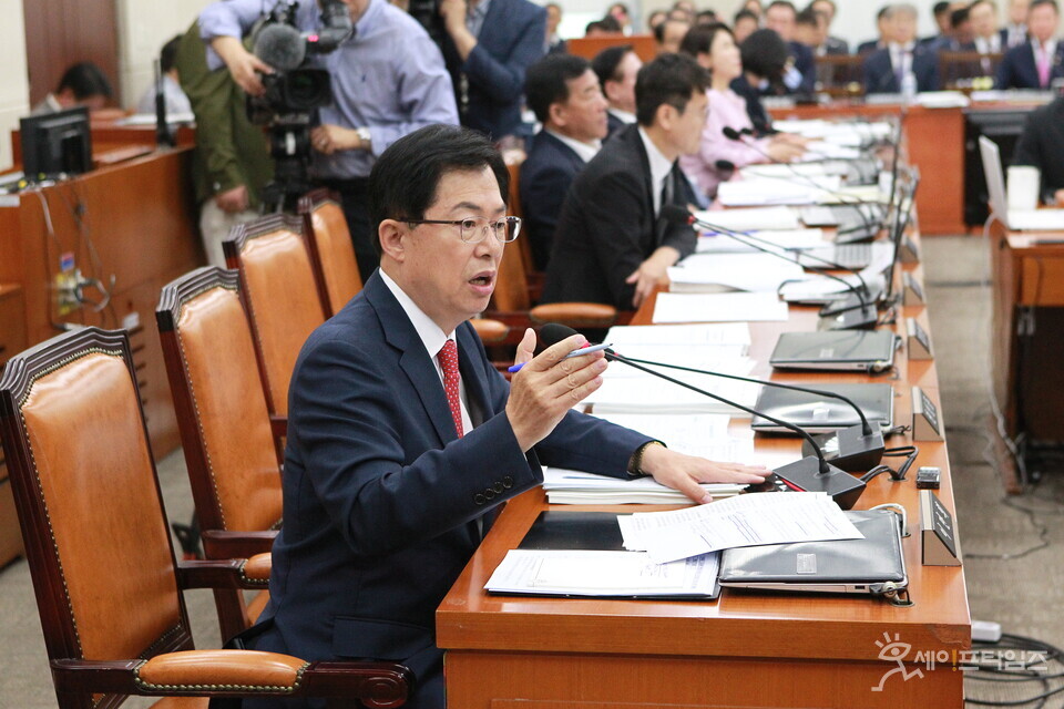 ▲ 이만희 국민의힘 의원이 22일 김교흥 행정안전위원장에게 질의하고 있다. ⓒ 김주헌 기자