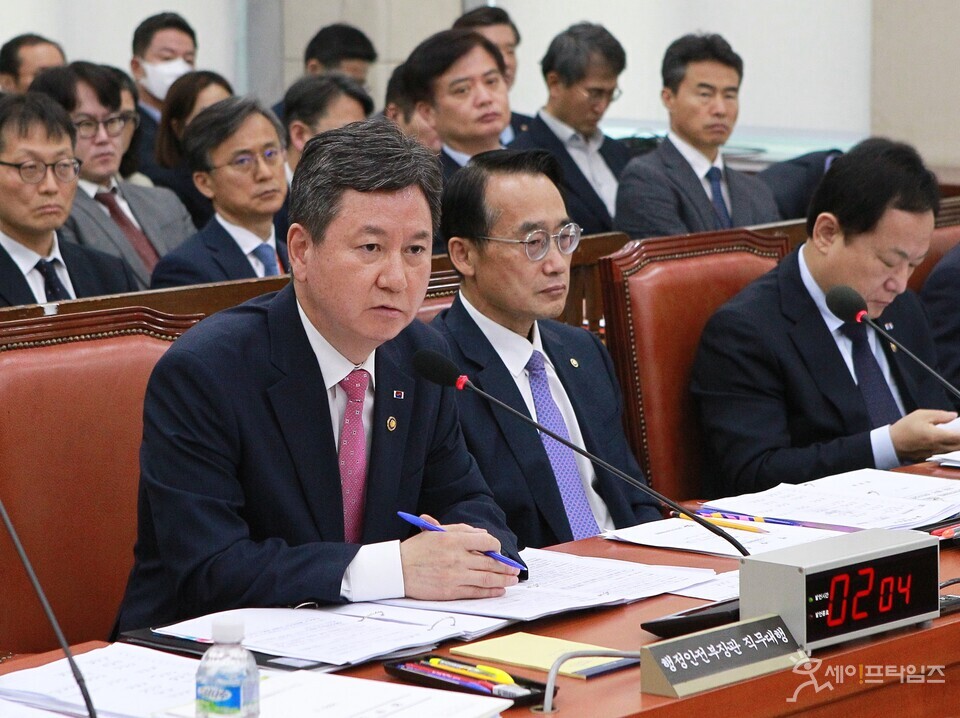 ▲ 한창섭 행정안전부 차관이 22일 국회 행안위 전체회의에서 용혜인 기본소득당 의원의 질의에 답하고 있다. ⓒ 김주헌 기자