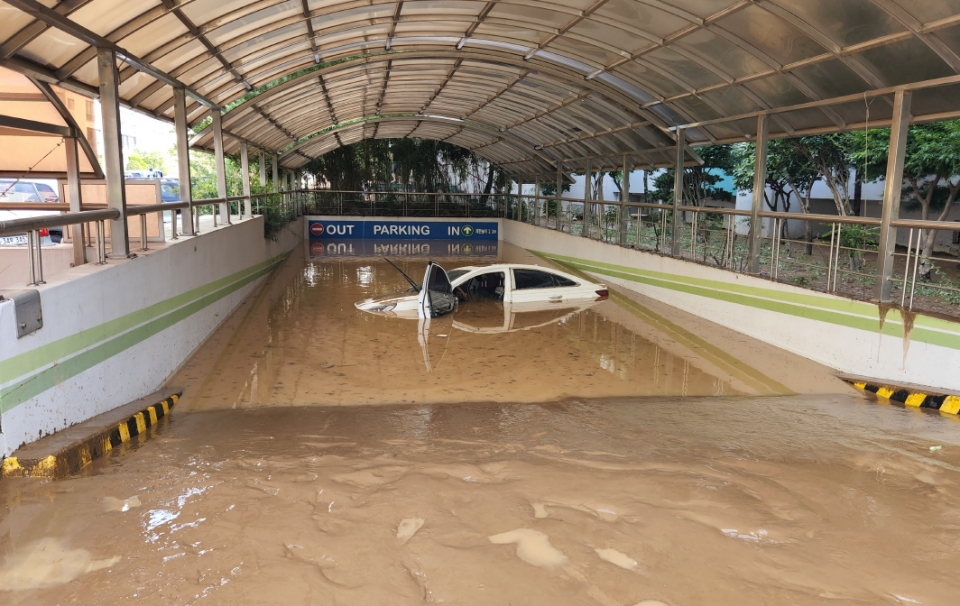 ▲ 태풍 힌남노의 영향으로 경북 포항시 남구의 한 아파트 지하 주차장이 침수됐다. ⓒ 연합뉴스