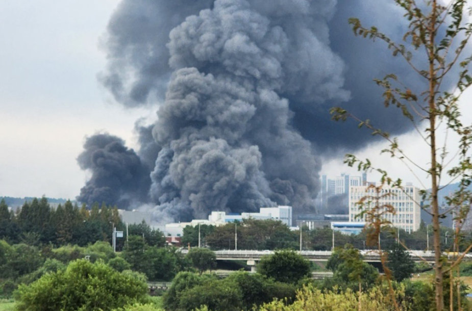 ▲ 지난해 9월 대전 유성구 용산동 현대프리미엄아울렛에서 불이 나 검은 연기가 치솟고 있다. ⓒ 세이프타임즈 DB