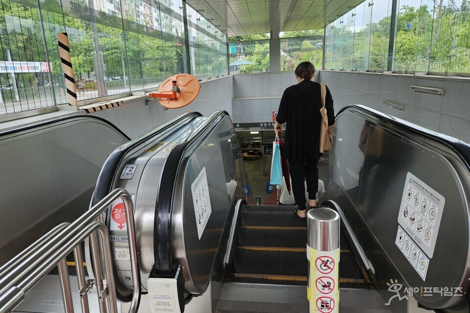 ▲ 서울 양천구 신정동 양천구청역에서 시민들이 에스컬레이터를 이용하고 있다. ⓒ 신승민 기자