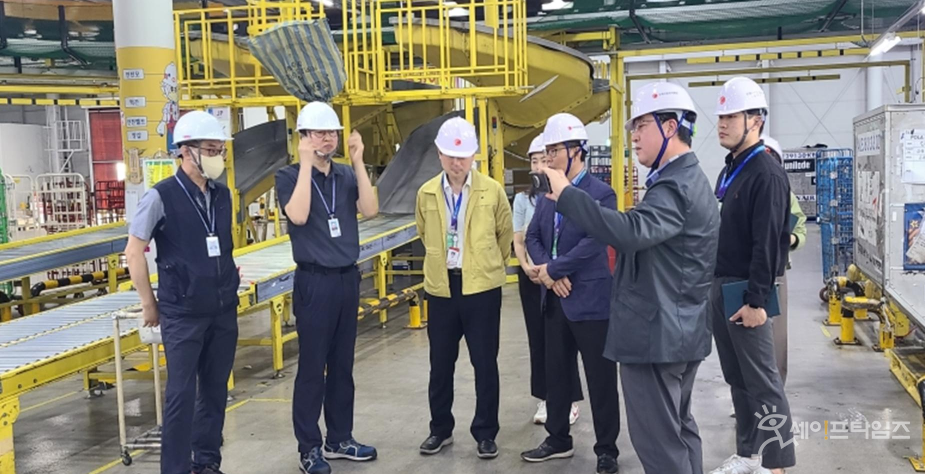 ▲ 우체국물류지원단 임직원들이 노동자 산업재해 유해 요인 발굴·개선을 위해 작업장에 방문해 안전점검을 하고 있다. ⓒ 우체국물류지원단