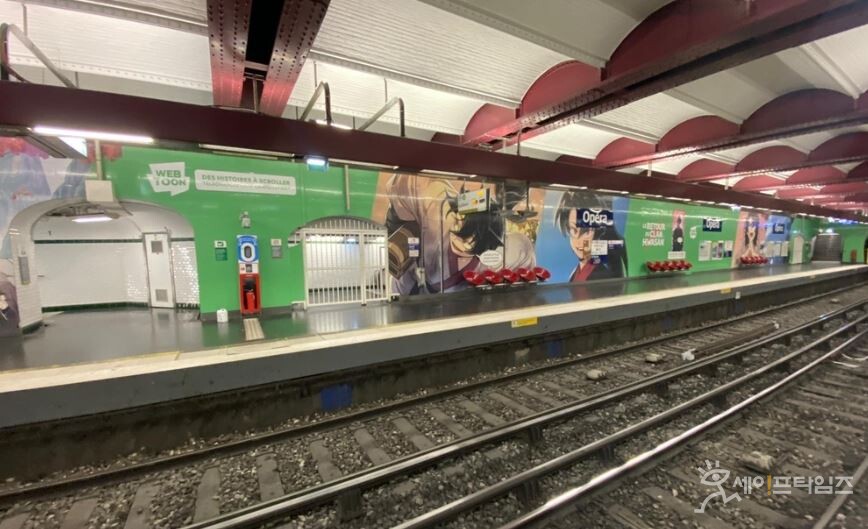 ▲ 프랑스 파리의 지하철 오페라역에 네이버 웹툰의 광고가 걸려 있다. ⓒ 네이버웹툰