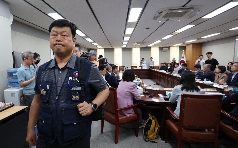 ▲ 류기섭 한국노총 사무총장 등 근로자위원들이 27일 오후 세종시 정부세종청사 최저임금위원회 회의실에서 열린 제8차 전원회의에서 퇴장하고 있다. ⓒ 연합뉴스