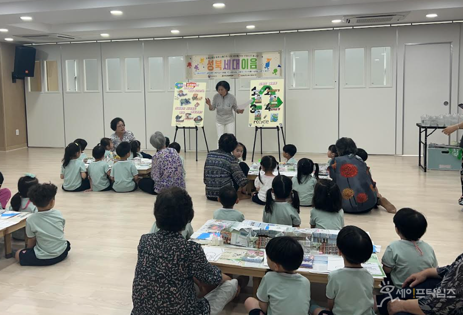 ▲ 서울 성북노인종합복지관의 선배 시민들이 28일 환경 캠페인에 참여해 아이들에게 일회용 컵을 활용해 모기퇴치제 만드는 법을 알려주고 있다. ⓒ 성북구도시관리공단