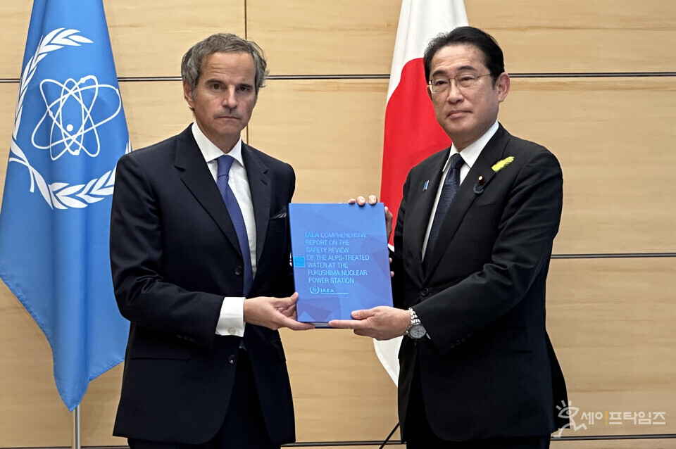 ▲ 라파엘 그로시 IAEA 사무총장이 후미오 일본 총리에게 종합 보고서를 건네고 있다. ⓒ 라파엘 그로시 트위터
