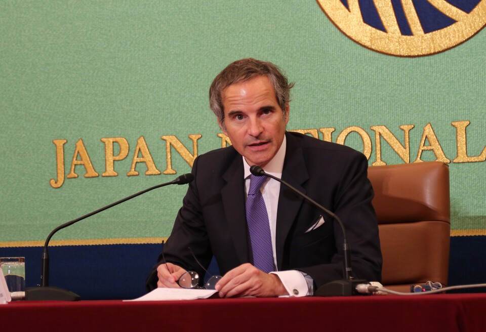 ▲ 라파엘 그로시 국제원자력기구(IAEA) 사무총장이 지난 4일 도쿄 일본기자클럽에서 열린 기자회견에서 일본 정부의 후쿠시마 제1원자력발전소 오염수 방류 계획은 과학적으로 신뢰할 만하다고 말하고 있다. ⓒ 연합뉴스