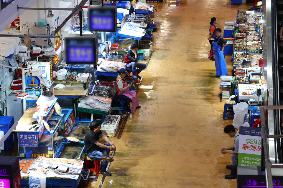 ▲ 국제원자력기구(IAEA)가 후쿠시마 오염수 해양 방류 계획이 국제안전기준에 부합한다는 보고서를 발표한 다음날인 5일 오후 서울 동작구 노량진수산시장에서 상인들이 손님을 기다리고 있다. ⓒ 연합뉴스