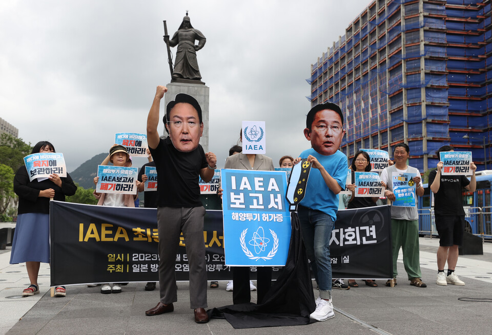▲ 지난 5일 서울 종로구 광화문광장에서 일본방사성오염수해양투기저지공동행동이 연 'IAEA 최종보고서 발표 대응 기자회견'에서 참가자들이 오염수 방류와 관련된 IAEA 보고서를 규탄하는 퍼포먼스를 진행하고 있다. ⓒ 연합뉴스