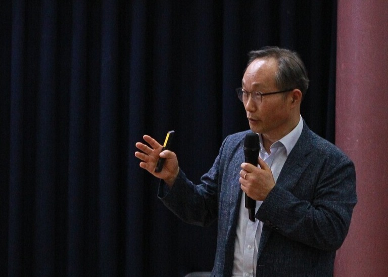 ▲ 박윤원 전 한국원자력안전기술원장이 6일 국회 의원회관 소회의실에서 열린 원전계속운전 주민 수용성 증진 세미나에서 기초연설을 하고 있다. ⓒ 김주헌 기자