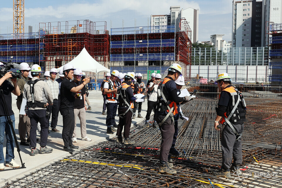 ▲ 서울주택도시공사와 서울시 지역건축안전센터 합동점검단이 고덕강일 2단지 건설현장을 점검하고 있다. ⓒ 서울주택도시공사