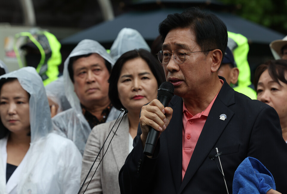 ▲ 전진선 경기 양평군수와 국민의힘 도의원·군의원들이 지난 9일 더불어민주당 중앙당사를 방문해 원희룡 국토교통부 장관이 '백지화'를 선언한 서울~양평 고속도로 사업 관련 양평군의 입장을 밝히고 있다. ⓒ 연합뉴스