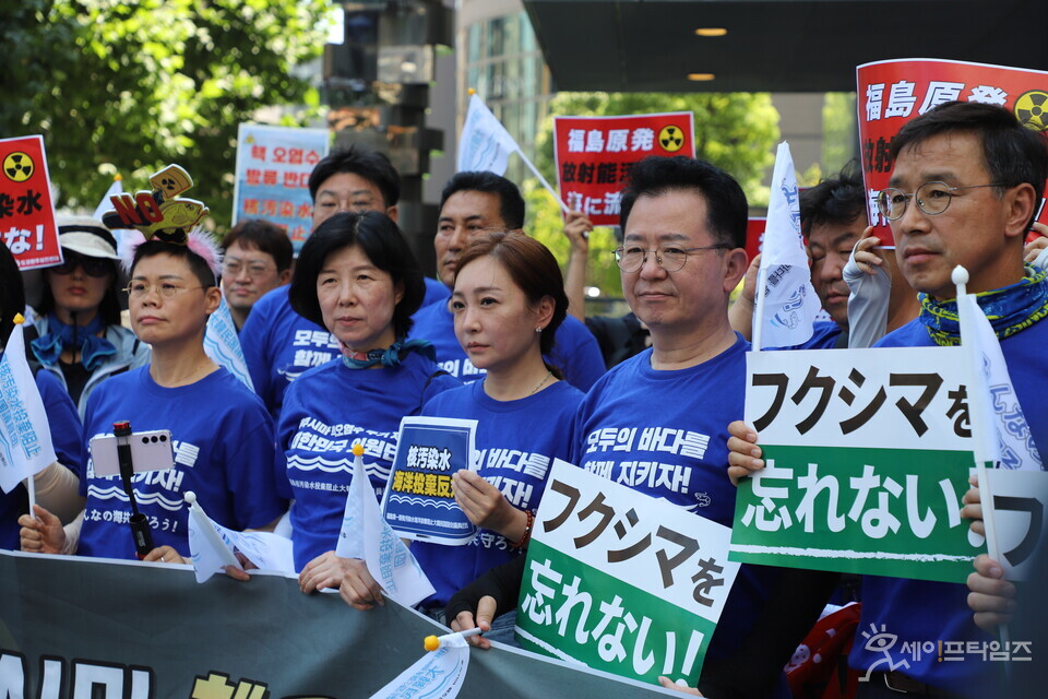 ▲ 후쿠시마 핵오염수 해양투기 저지 국회의원단이 12일 도쿄에서 후쿠시마 오염수 해양투기 저지 도보행진을 하고 있다. ⓒ 후쿠시마 핵오염수 해양투기 저지 국회의원단