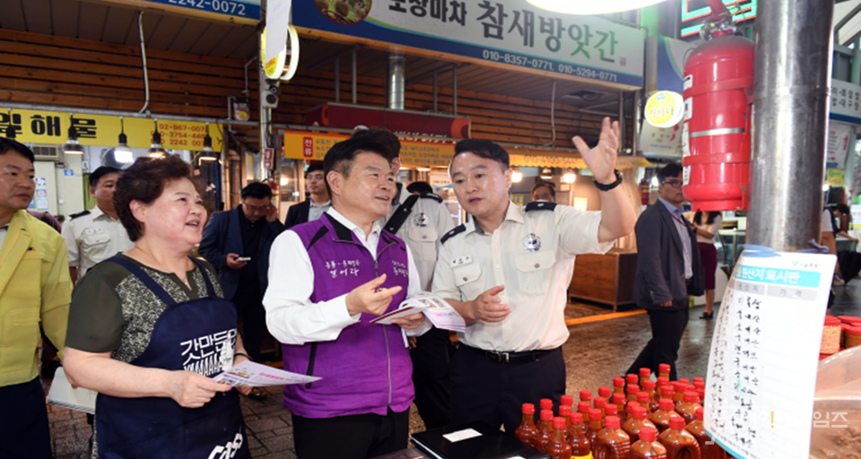 ▲ 이필형 서울 동대문구청장(가운데)이 청량리 전통시장을 방문해 점포당 1개씩 비치된 소화기의 사용법을 안내하는 등 찾아가는 화재예방 활동을 하고 있다. ⓒ 동대문구