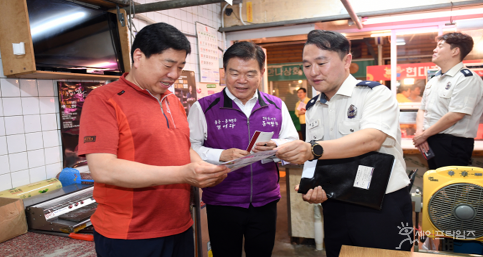 ▲ 이필형 서울 동대문구청장(가운데)이 청량리 전통시장을 찾아 전기 안전점검을 하고 있다. ⓒ 동대문구