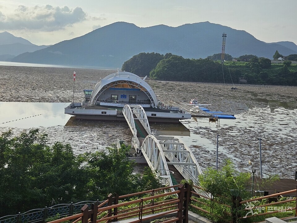 ▲ 15일 충북 제천 청풍랜드 산책길내에 위치한 청풍호에는 장마로 인해 떠 내려온 부유물과 스티로폼, 쓰레기로 인해 몸살을 앓고 있다. ⓒ 박채원 기자