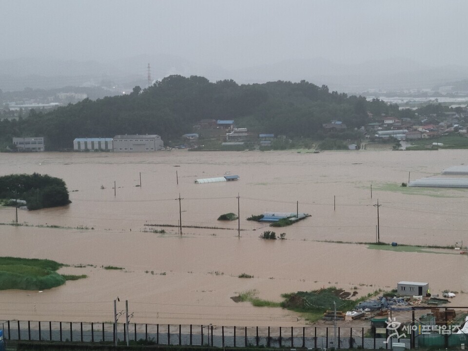 ▲ 지난 15일 폭우로 충북 청주시 오송읍 궁평2지하차도가 물에 잠겨 있다. ⓒ 박채원 기자