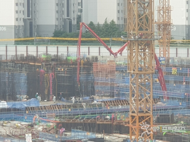 ▲ 우중 콘크리트 타설 민원이 접수된 서울 동대문구 휘경자이 디센시아 아파트 건설현장. ⓒ 동대문구청 민원게시판