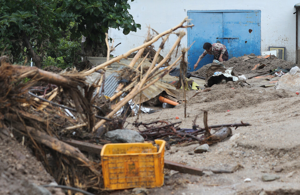 ▲ 경북 예천군 감천면 벌방리에서 한 주민이 산사태로 망가진 집을 치우고 있다. ⓒ 연합뉴스