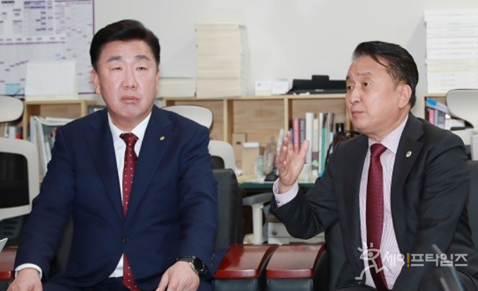 ▲ 이범석 충북 청주시장(왼쪽)과 김영환 충북지사가 도청 기자실에서 출산육아수당 시행 관련 설명을 하고 있다. ⓒ 세이프타임즈 DB