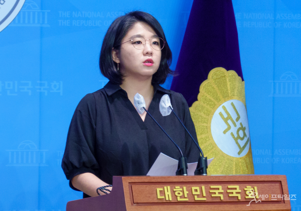 ▲ 용혜인 기본소득당 의원이 19일 국회 소통관 기자회견을 하고 있다. ⓒ 의원실