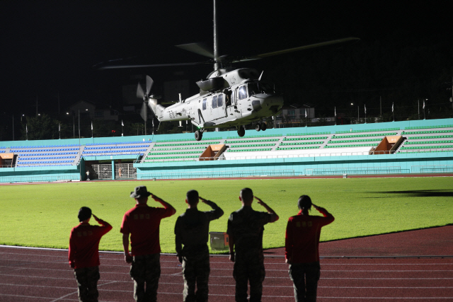 ▲ 경북 예천군 수해지역 수색 중 실종됐다가 숨진 채 발견된 해병 장병을 태운 헬기가 이륙하고 있다. ⓒ 연합뉴스