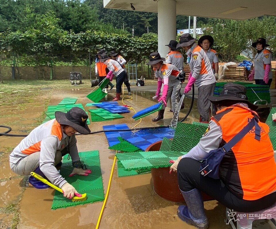 ▲ 충남도 봉사자들이 침수피해로 얼룩진 생활용품을 세척하고 있다. ⓒ 충남도
