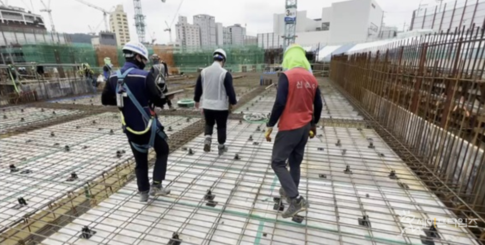 ▲ 서울 동대문구 이문3구역 재개발정비사업 공사장 관계자들이 슬래브와 철근배근을 검측하고 있다. ⓒ 동대문구