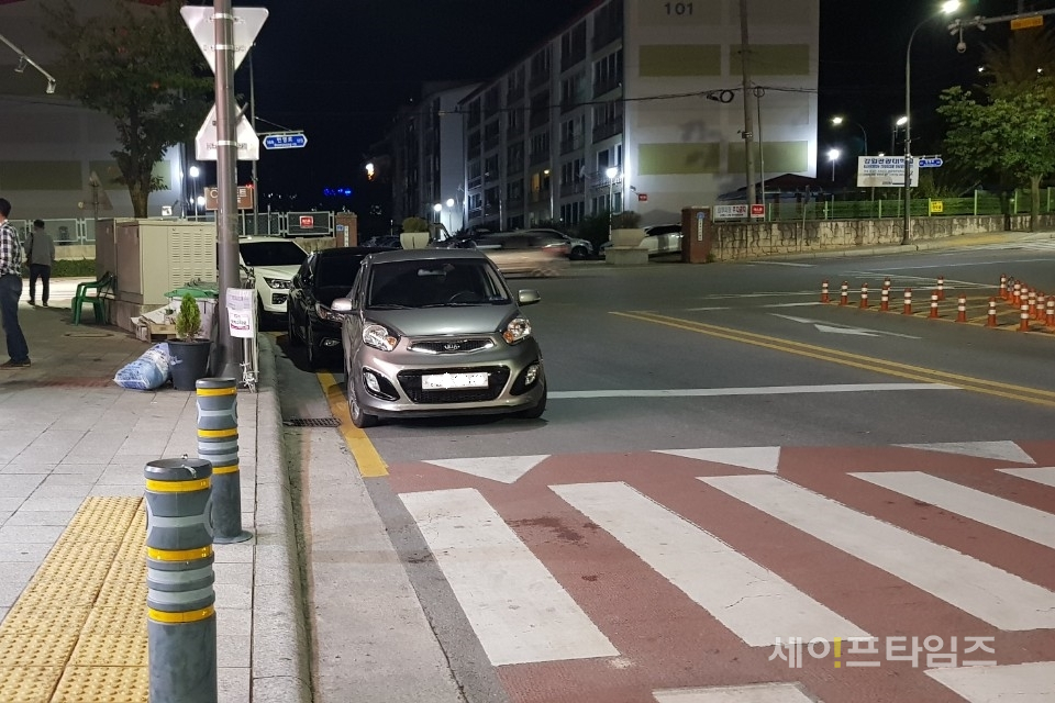 ▲ 서울 성북구의 한 도로에 차량이 불법주차돼 있다. ⓒ 세이프타임즈