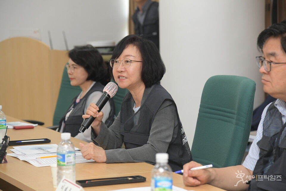 ▲ 오유경 식품의약품안전처장(가운데)이 전북 새만금 제25회 세계스카우트잼버리대회가 개최되는 행사장을 방문해 급식업체 관계자 등을 대상으로 식중독 예방을 위한 안전관리를 당부하고 있다. ⓒ 식약처