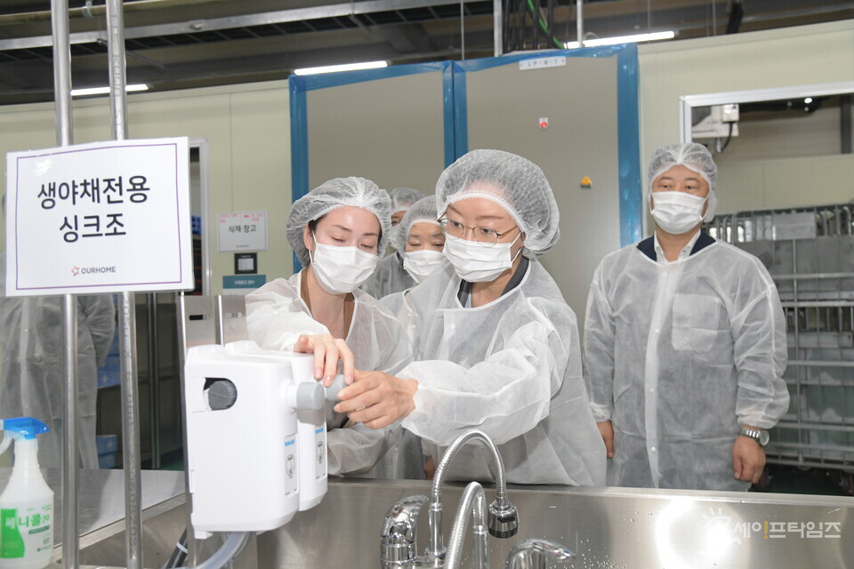 ▲ 오유경 식품의약품안전처장(오른쪽 두번째)이 전북 새만금 행사장 내 집단급식소 등을 방문해 식음료 안전관리 상황을 사전 점검하고 있다. ⓒ 식약처