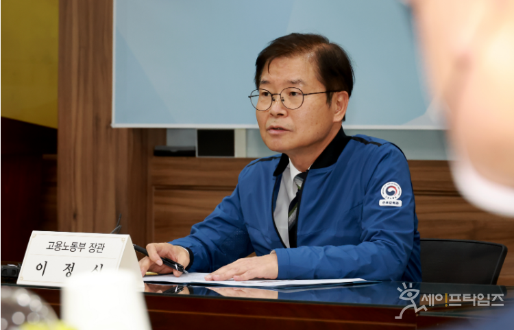 ▲ 이정식 고용노동부 장관이 인천 남동공단의 제조업 현장 노동자들을 만나 연장근로에 대한 애로·건의사항을 청취하고 있다. ⓒ 노동부