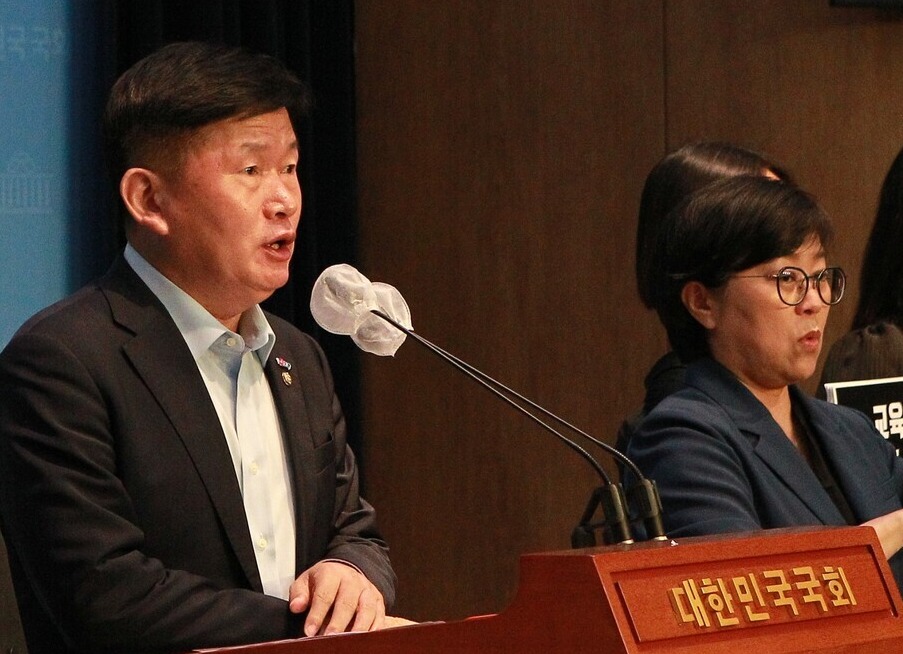 ▲ 서동용 더불어민주당 의원이 전국교직원노동조합 관계자들과 27일 국회 소통관에서 교육활동보장 5법 개정안에 대한 기자회견을 하고 있다. ⓒ 김주헌 기자