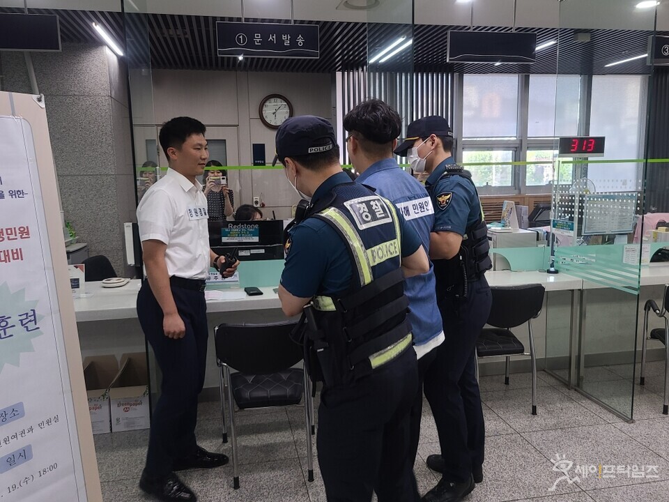 ▲ 서울 성북경찰서 경찰관과 민원여권과 관계자들이 돌발행동을 한 민원인을 경찰에게 인계하는 악성 민원 대비 모의훈련을 하고 있다. ⓒ 성북구