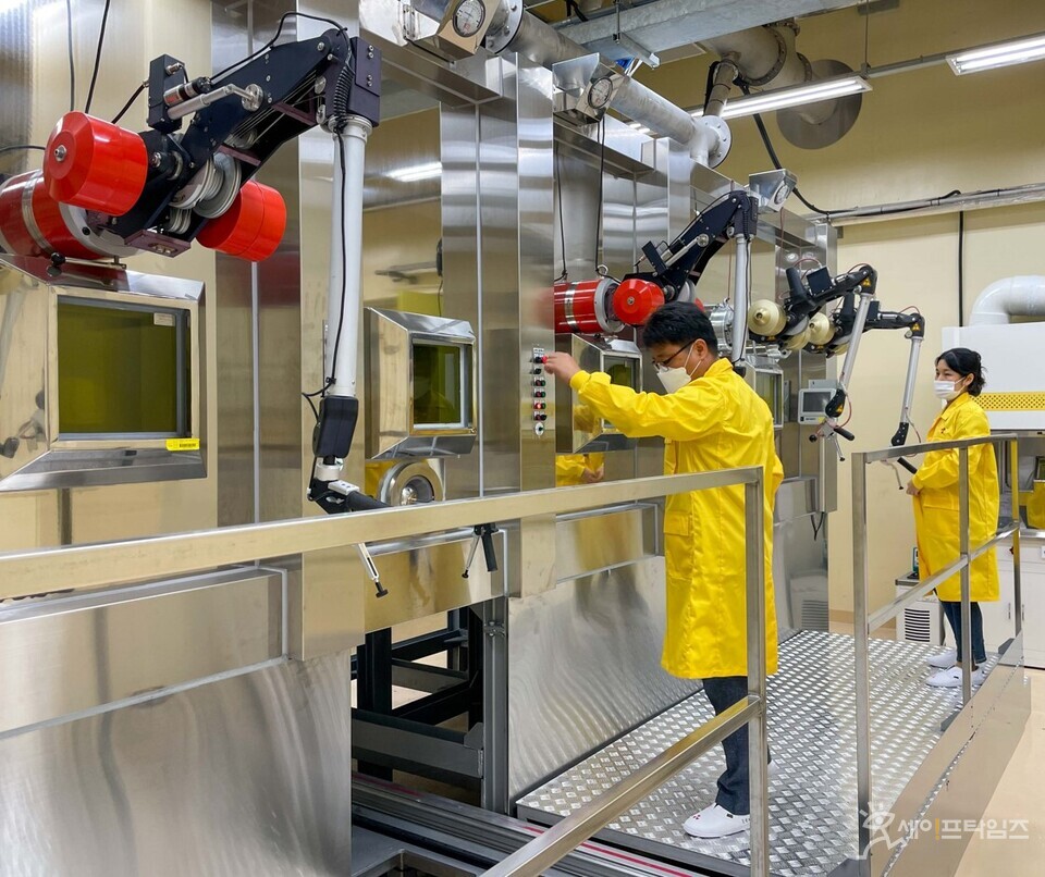 ▲ 한국원자력연구원 관계자가 Cu-67 핵자료를 생산할 수 있는 설비를 점검하고 있다. ⓒ 한국원자력연구원