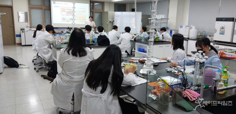 ▲ 한국식품안전관리인증원 관계자가 김제농생명마이스터고 학생들에게 식품안전관리 전문인력 양성 교육을 하고 있다. ⓒ HACCP인증원