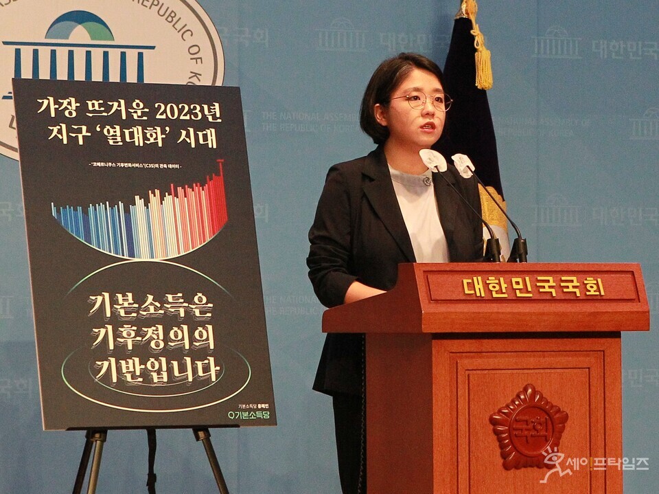 ▲ 용혜인 기본소득당 의원이 1일 국회 소통관에서 국민에게 기후정의와 기본소득 선언에 공동 선언자로 동참해줄 것을 호소하는 기자회견을 하고 있다. ⓒ 김주헌 기자