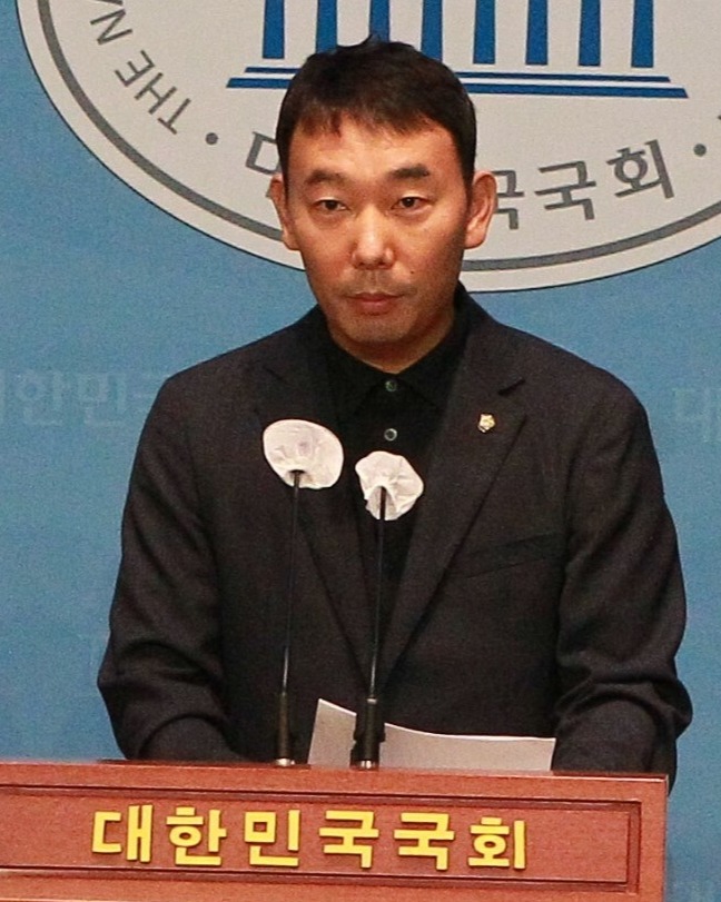 ▲ 김용민 더불어민주당 의원이 1일 국회 소통관에서 교사의 정당한 교육활동을 보호하기 위한 법안 발의 기자회견을 하고 있다. ⓒ 김주헌 기자