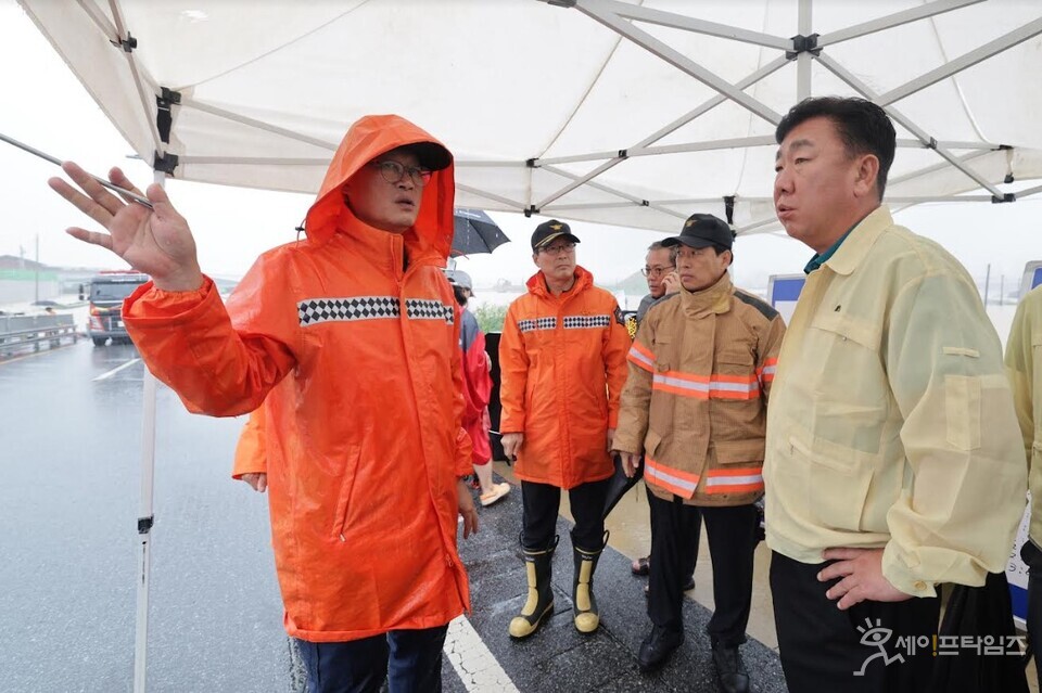 ▲ 이범석 충북 청주시장이 청주시 흥덕구 오송읍 궁평 제2지하차도 침수 사고 현장을 살펴보고 있다. ⓒ 청주시