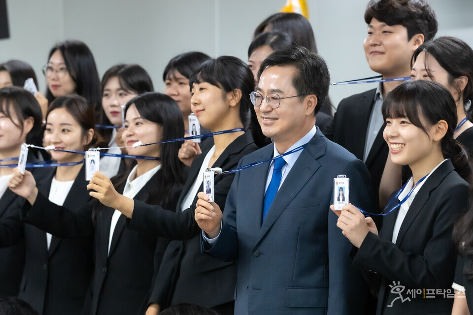 ▲ 김동연 경기지사가 신규 공무원 47명에게 임용장을 수여했다. ⓒ 경기도