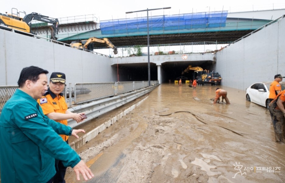 ▲ 원희룡 국토교통부 장관이 폭우로 침수된 충북 청주시 흥덕구 오송읍 궁평 제2지하차도를 방문해 현장 점검을 하고 있다. ⓒ 국토교통부