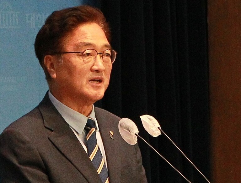 ▲ 우원식 더불어민주당 의원이 3일 국회 소통관에서 후쿠시마 오염수 처리계획 검토 보고서를 폐기할 것을 촉구하는 기자회견에서 발언하고 있다. ⓒ 김주헌 기자