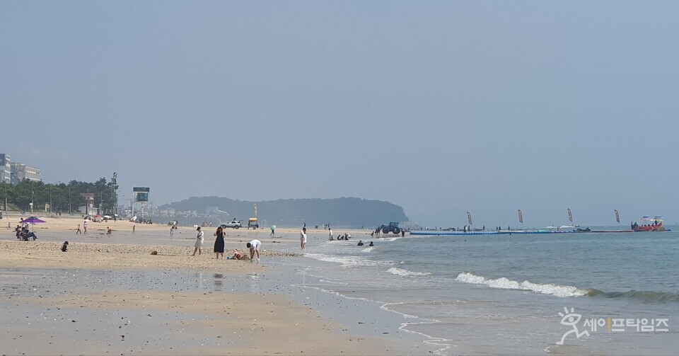  ▲ 여름 휴가철을 맞아 피서객이 물놀이를 즐기고 있다. ⓒ 오선이 기자 