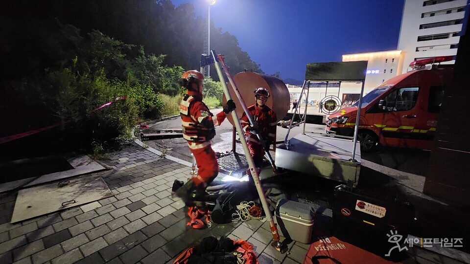 ▲ 서울119특수구조단(단장 오정일) 특수구조대(대장 김현석)에서 지난 7월 전남의 정수장에서 발생한 구조대원 질식사고와 관련하여 재발 방지를 위해 맨홀 등 질식사고 구조현장 투입 전 안전관리 기본원칙을 준수한 안전사고 재발방지를 위해 훈련을 실시했다. ⓒ 서울119특수구조단