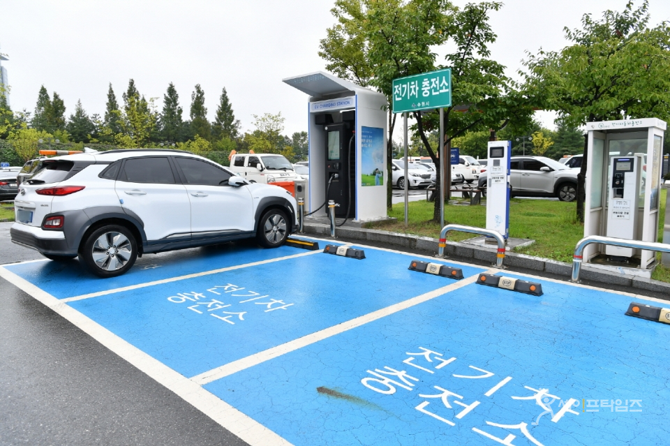 ▲ 경기 수원시 영통구청에 설치된 전기차 충전기. ⓒ 수원시