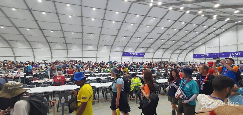 ▲ 잼버리 참가들이 식사와 휴식을 위해 편의시설에 들어서고 있다. ⓒ 세이프타임즈 DB